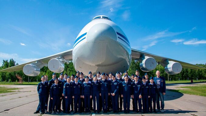 Маленькие пилоты и огромный Ан-124-100 «Руслан»