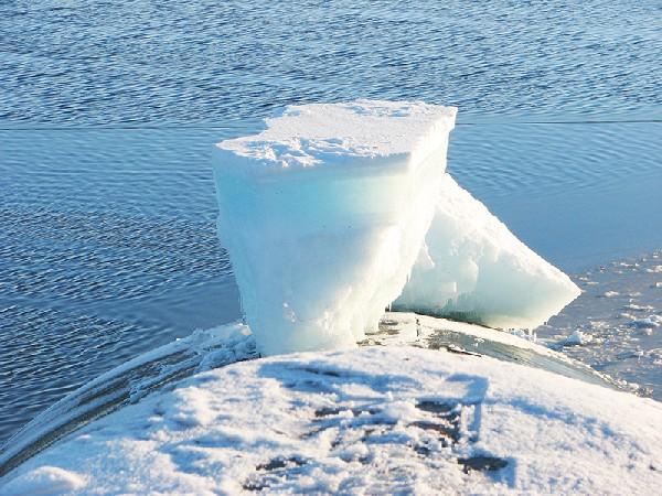 Лед на носовой надстройке подводной лодки, хорошо видна структура льда