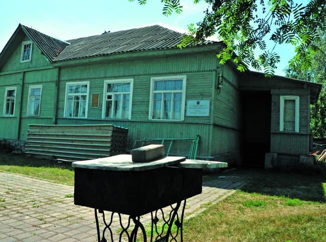 Здание музея штаба военной автомобильной дороги по Ладожскому озеру приходит в запустение. Поселок Коккорево