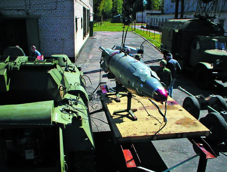 Фото 2. Испытания управляемой бомбы на ЭМП РЛС