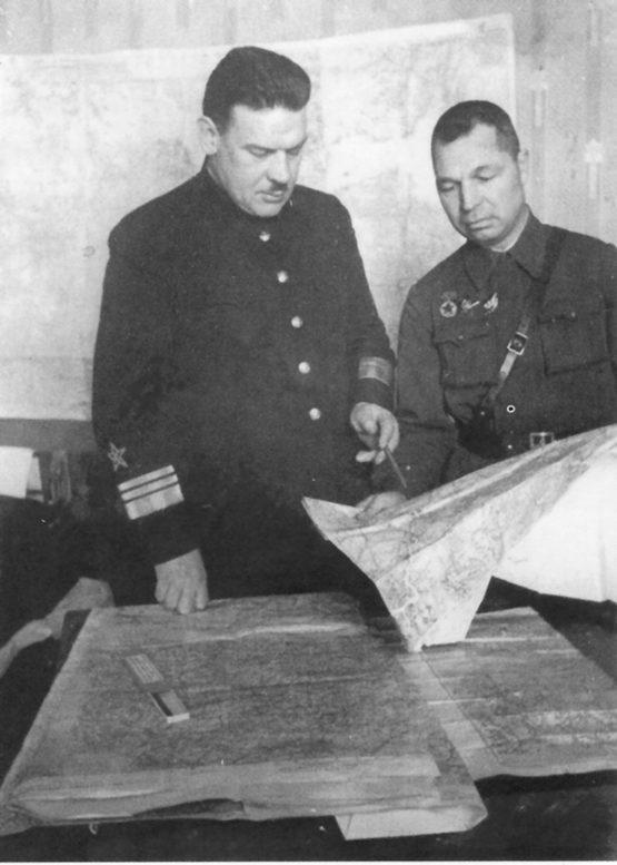 Командующий Ленинградским фронтом Л. Говоров и генерал Н. Симоняк