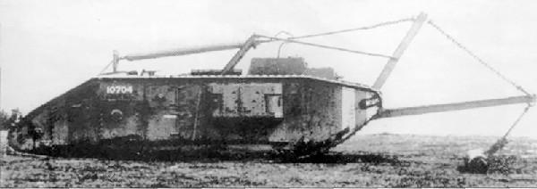 Рис.1. Опытный катковый противоминный трал, установленный на тяжелом танке Mark V, 1918 г.