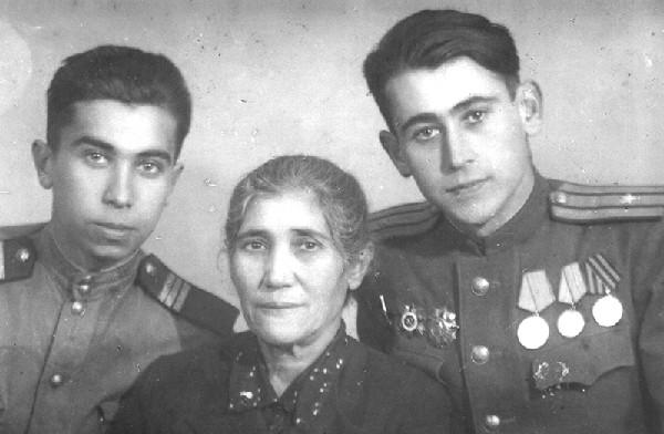 Братья Хоменко (Виктор и Александр) с мамой