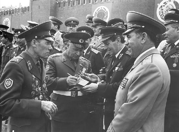 На Красной площади генерал-майор А. Хоменко (справа), с Героями Советского Союза М. Егоровым и М. Кантария. Май 1976 г.