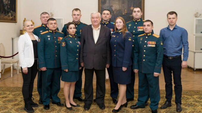 Владимир Силкин с участниками специальной военной операции – героями его стихотворений в ЦДРА