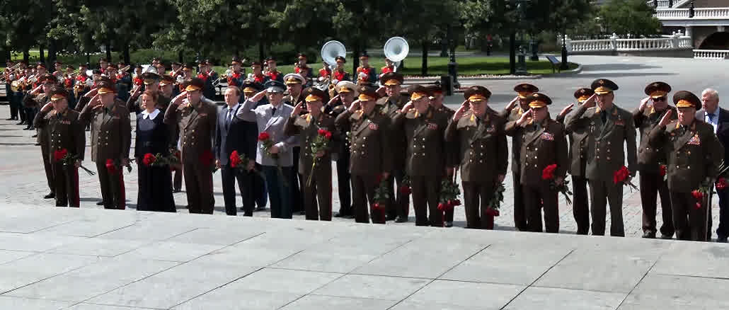 Члены коллегии Минобороны России возложили венки и цветы к Могиле Неизвестного Солдата