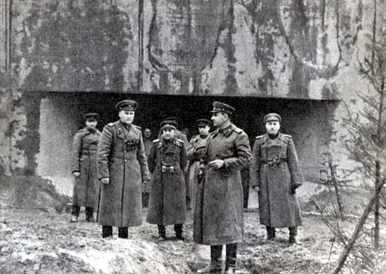 Командующий 1-й гвардейской армией генерал-полковник А.А. Гречко (в центре на переднем плане) с офицерами штаба на линии Арпада. 1944 г.