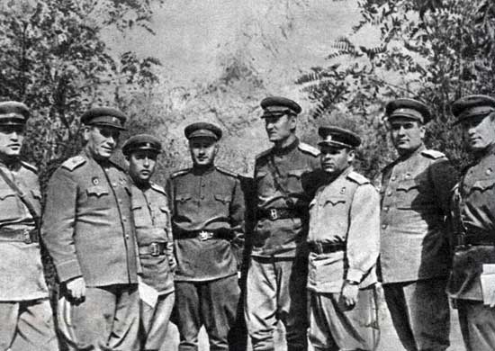 Командующий 56-й армией генерал-лейтенант А.А. Гречко (четвертый справа) среди офицеров и генералов 11-го гвардейского корпуса. 1943 г.