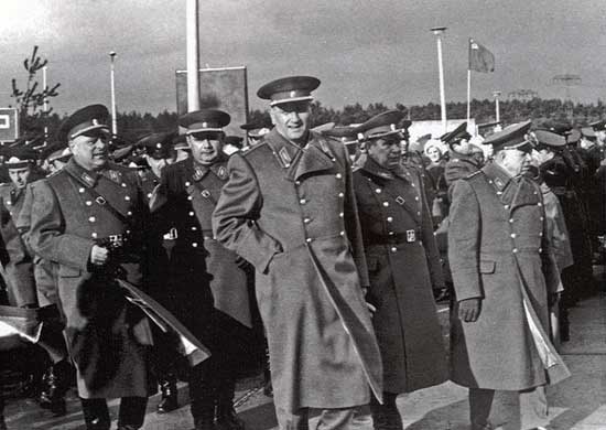 Маршал Советского Союза А.А. Гречко в войсках 2-го гвардейского танкового корпуса. 1972 г.
